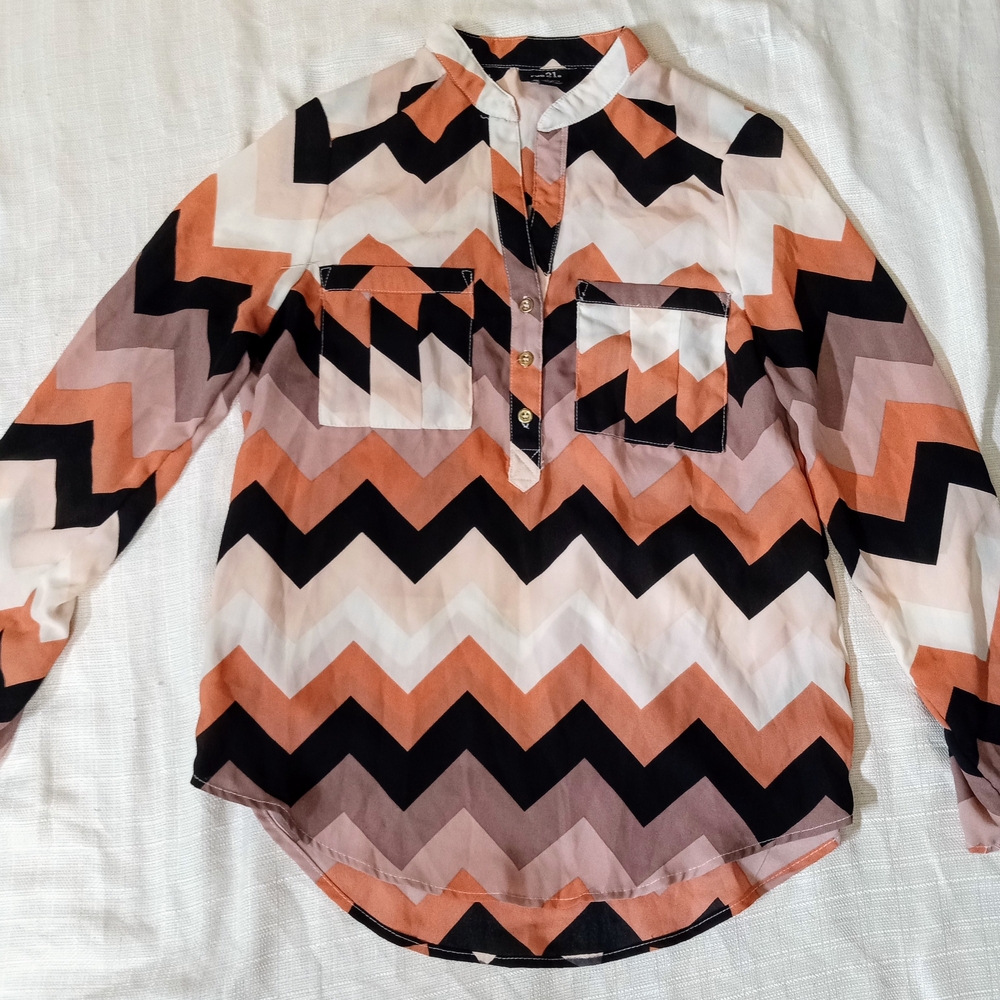Rue21 Black and White Graphic Long Sleeve Button Down